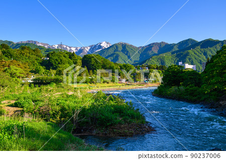 (Gunma Prefecture) Minakami Town, a spectacular view of the fresh greenery and the Tanigawa mountain range 90237006