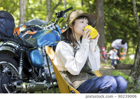騎自行車的女孩圖片 自行車女孩在湖邊做獨奏可以 90239006