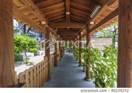 界內北側的Ikasuri神社,Setsumatsusha組(大阪市本町,新鮮的綠色季節) 界內北側的Ikasuri神社,Setsumatsusha組(大阪市本町,新鮮的綠色季節) 90239252