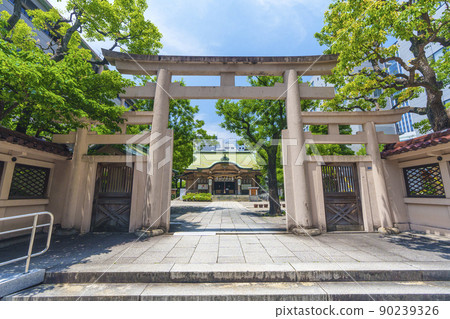 Ikasuri Shrine Mitsutorii (Honmachi, Osaka City, fresh green season) 90239326