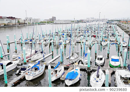 兵庫西宮市西宮港遊艇Harba（神戶碼頭）和工廠（從西宮大橋，初夏） 90239680