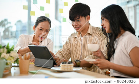 A group of business people working together in the office 90240026