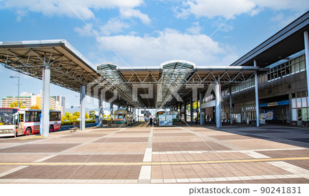 是廣島海的入口廣島港(舊宇品港)的風景。航站樓位於右側,電車/巴士站位於左側。廣島 是廣島海的入口廣島港(舊宇品港)的風景。航站樓位於右側,電車/巴士站位於左側。廣島 90241831