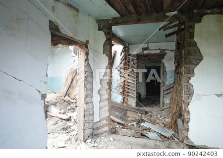 Abandoned house 90242403