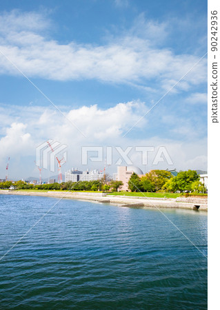 It is a view of the north direction (Yokogawa Station) from Aioi Bridge. The crane is the construction site for the soccer stadium. Hiroshima It is a view of the north direction (Yokogawa Station) from Aioi Bridge. The crane is the construction site for the soccer stadium. Hiroshima 90242936