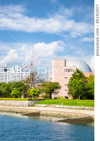 這是從相井橋向北(橫川站)的景色。起重機是足球場的建築工地。廣島 這是從相井橋向北(橫川站)的景色。起重機是足球場的建築工地。廣島 90242937