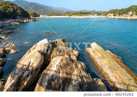 A strange rock on the Tatsukushi coast seen from the Ashizuri Underwater Museum in Tosashimizu City, Kochi Prefecture 90243262