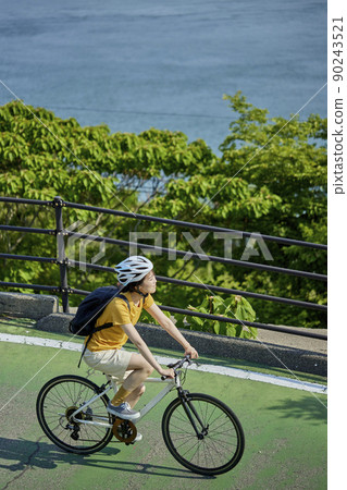 在島波海道上享受騎自行車的當地婦女 90243521