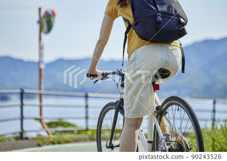 在島波海道上享受騎自行車的當地婦女 90243526