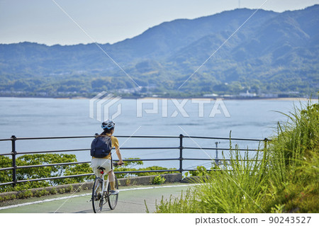 在島波海道上享受騎自行車的當地婦女 90243527