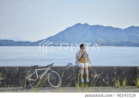 在島波海道上享受騎自行車的當地婦女 90243529