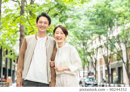 A smiling couple having a date (going out, going out, shopping, couple) A smiling couple having a date (going out, going out, shopping, couple) 90244352