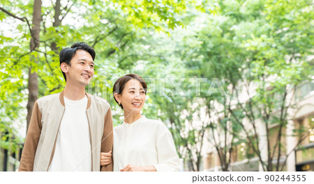 一對微笑的情侶約會(外出、外出、購物、情侶) 一對微笑的情侶約會(外出、外出、購物、情侶) 90244355