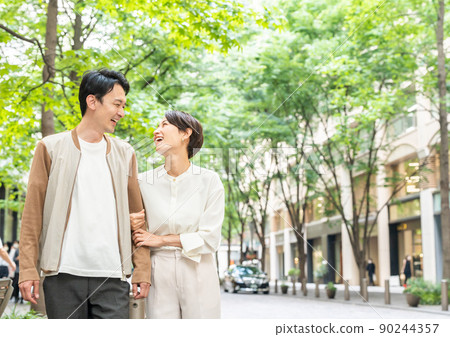 一對微笑的情侶約會（外出、外出、購物、情侶） 90244357