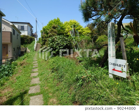 Driveway and information board 90244800