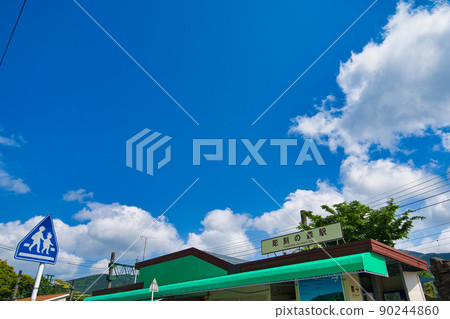 雕塑林站與藍天 90244860