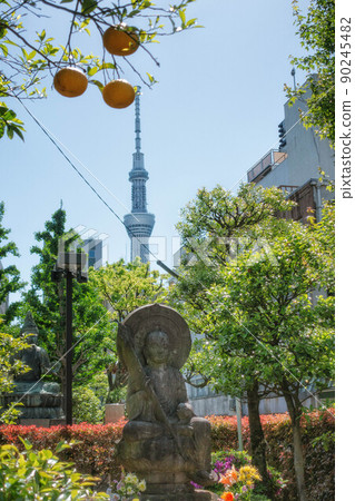 東京淺草寺的平和地藏尊和東京晴空塔景觀 東京淺草寺的平和地藏尊和東京晴空塔景觀 90245482
