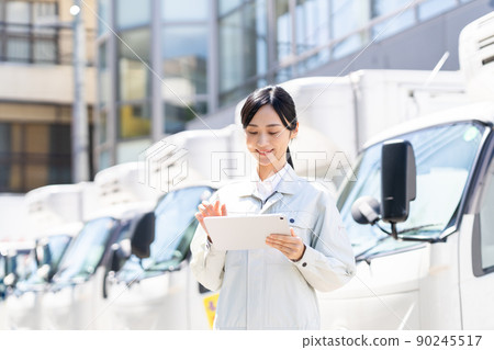 Business woman of a carrier who operates a tablet 90245517