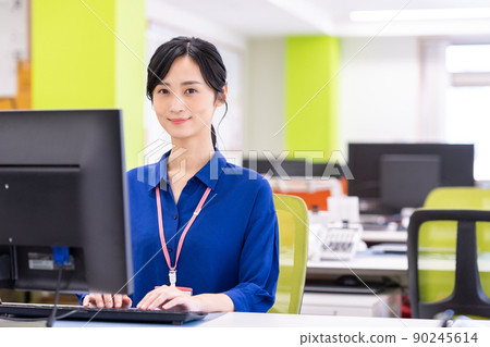 辦公室裡的年輕工程師女人 辦公室裡的年輕工程師女人 90245614