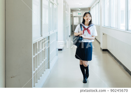 走在學校走廊的高中生 90245670