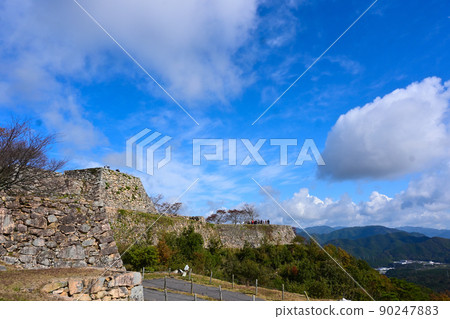 兵庫縣朝來市 武田城跡石垣 & 全景（秋 & 紅葉 & 陽光明媚 & 石垣） 90247883