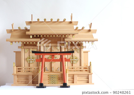 Kamidana roof difference Sansha cypress construction and torii standing in front 1 Kamidana roof difference Sansha cypress construction and torii standing in front 1 90248261