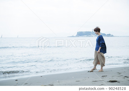 海上漫步、女性沙灘、沙灘旅行、觀光、沙灘 90248528