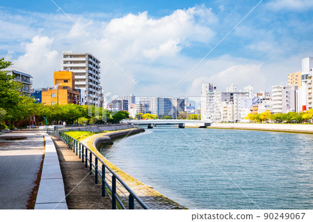 It is an urban landscape from the vicinity of Minami Ohashi in Hagoromo-cho toward the city center. Building streets continue on the riverside. 90249067