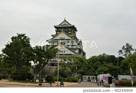 俯瞰大阪城公園的天守閣 俯瞰大阪城公園的天守閣 90249804