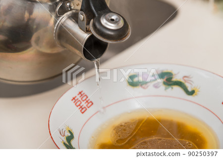 [Making rich soy sauce ramen soup] 90250397