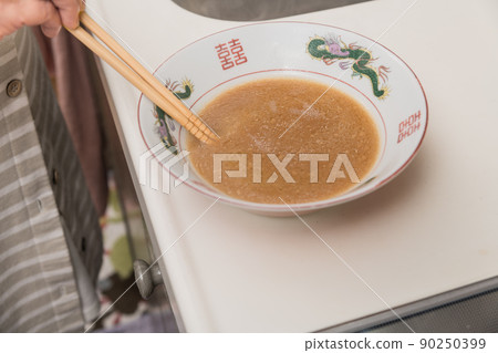 [Middle housewife makes rich soy sauce ramen soup] 90250399