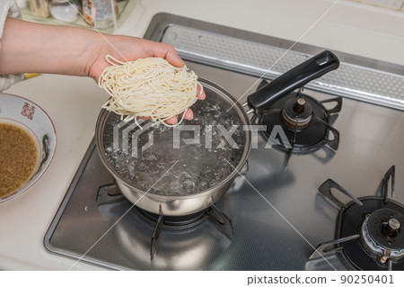 [Middle housewife boil ramen noodles] 90250401