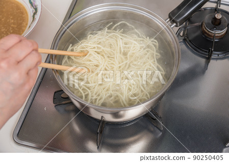 [Middle housewife boil ramen noodles with chopsticks] 90250405