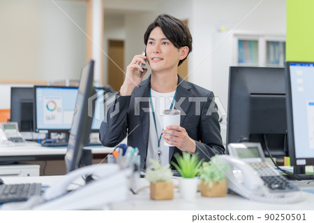 Young businessman drinking a tumbler in the SDGs office 90250501