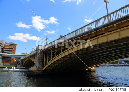 Scenery of Sumida River and Kuramae Bridge where sightseeing boats come and go 90250766