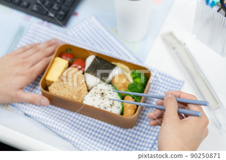 SDGs Office to improve the hands of businessmen who eat lunch with my chopsticks SDGs Office to improve the hands of businessmen who eat lunch with my chopsticks 90250871