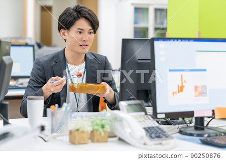 一個商人在 SDGs 辦公室用我的筷子吃午餐盒 90250876