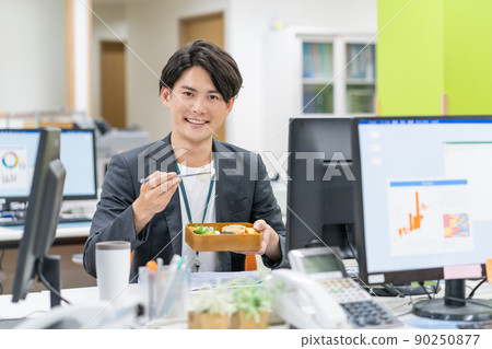 一個商人在 SDGs 辦公室用我的筷子吃午餐盒 90250877