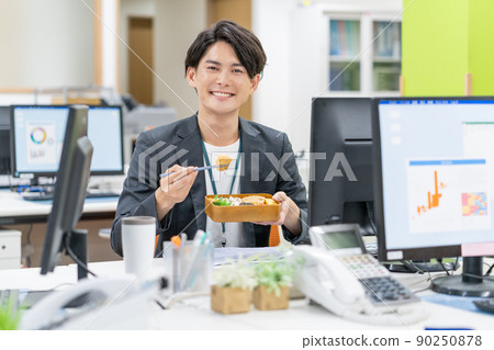 一個商人在 SDGs 辦公室用我的筷子吃午餐盒 90250878