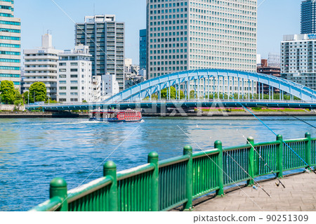 沿河的城市景觀 90251309