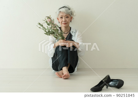 脫下她的高跟鞋的時興的資深婦女 90251845