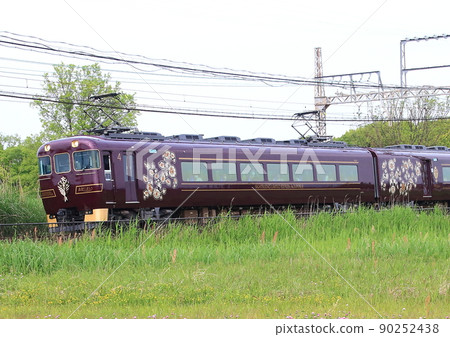 在世界遺產奈良平城宮內行駛的近鐵觀光特快“Ayoyoshi” 90252438