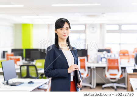 辦公室裡的一位年輕女工程師 90252780