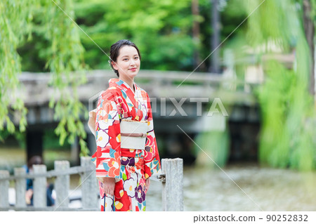 A young woman sightseeing in Kyoto in a kimono 90252832