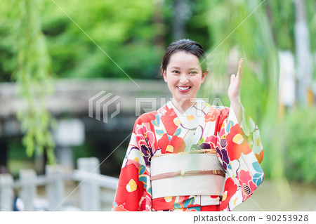 一位穿著和服在京都觀光的年輕女子 一位穿著和服在京都觀光的年輕女子 90253928