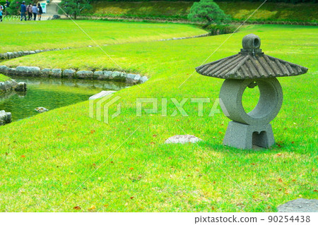 【日本三大庭園】 岡山縣岡山市北區後樂園2號標誌性螢火蟲燈籠和後樂水的特別場所 【日本三大庭園】 岡山縣岡山市北區後樂園2號標誌性螢火蟲燈籠和後樂水的特別場所 90254438