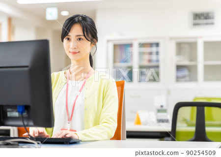 Business woman working in the office 90254509