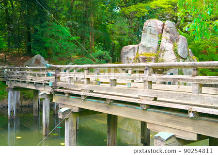 [日本三大名園] 岡山縣岡山市北區 2 北區花葉池上的風景名勝後樂園英翔橋和大館石 2 90254811