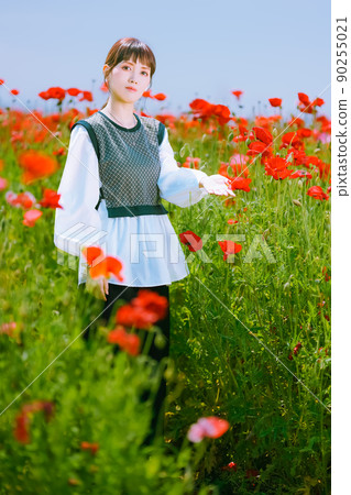罌粟田裡的可愛女孩畫像 罌粟田裡的可愛女孩畫像 90255021