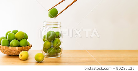 Making plum wine, plum work [early summer tradition] 90255125